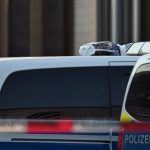 Verdächtiger Gegenstand: Tüte mit Kleidung auf Polizeiwagen löst großen Einsatz aus