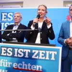 Landtagswahl in Brandenburg: AfD-Wahlparty mit Abschiebe-Lied – Protestdemonstration