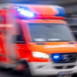 Unfall: Motorradfahrer prallt gegen Schutzplanke – schwer verletzt