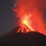 Eruption auf Insel Flores: Vulkanausbruch in Indonesien: Internationale Flüge betroffen