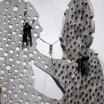 Protest gegen Krieg: Aktivisten besetzen Berliner „Molecule Man“