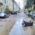 Wasserschäden: Wasserrohrbruch: Auto versinkt zur Hälfte in Loch