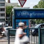 Berlin: Nach Kritik an Böllerei: Mann in U-Bahn-Gleisbett gestoßen