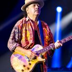 Leute: Gitarren-Legende Carlos Santana bricht sich den Finger