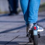 Unfälle: Kind auf E-Scooter von Auto angefahren – schwer verletzt