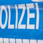 Unfälle: Autofahrer prallt gegen Baum und wird schwer verletzt