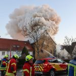 Großeinsatz der Feuerwehr: Fachwerkhaus in Vollbrand – zwei Menschen vermisst