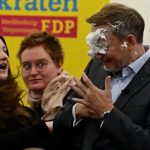 Bei Wahlkampfauftritt: Linke Lokalpolitikerin bewirft Christian Lindner mit Schaumtorte